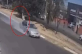Idosa é atropelada e arremessada após tentar atravessar fora da faixa