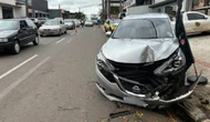 Carro invade calçada, atropela pedestres e deixa três feridos. Vídeo