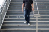Descer escadas faz bem e pode ajudar a emagrecer, segundo professor
