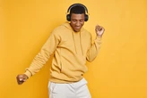 Ouvir música faz o cérebro vibrar em sintonia com o som, diz estudo