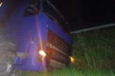 Caminhão com iogurte e queijo é saqueado após tombar na BR-101, em PE