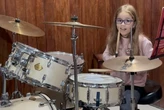 Menina de 8 anos impressiona na bateria e recebe elogio de Pitty