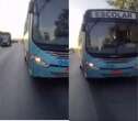 Ônibus escolar é flagrado andando de marcha a ré na contramão. Vídeo