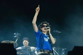 Vocalista do Linkin Park abre show fantasiada de Maradona. Assista