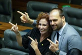 Eduardo Bolsonaro tem poder para interferir em extradição de Zambelli?