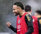 Neymar surge em treino do Santos com novo visual; veja