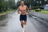 Homem tem corpo transformado após desafio de correr 1,6 km diariamente