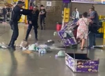PMDF aponta arma para ambulantes em confusão na Rodoviária; vídeo