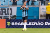 Atacante do Grêmio tenta cuspir em árbitro, acerta PM e acaba detido