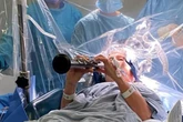 Vídeo: mulher toca clarinete durante cirurgia cerebral para Parkinson