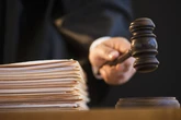 Mulher é condenada após postar foto e dados de casal devedor: "Caloteiros"