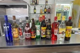 Polícia apreende bebidas em padaria de SP após cliente passar mal