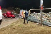 Carreta tomba e espalha entulho na margem da EPIA. Veja imagens