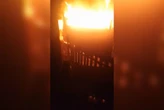 Agressor descumpre medida protetiva e ateia fogo à casa da companheira