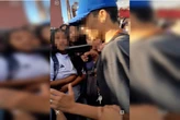 Jovem aponta arma para cabeça de menina após briga na porta de escola