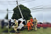 Vídeo mostra passageiros presos às ferragens após carro bater em poste
