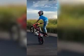 Vídeo: menino de 10 anos é flagrado por GCMs empinando moto em SP