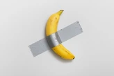 Visitante come banana de arte de milhões de dólares em museu francês