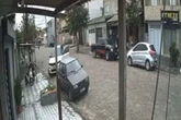 Vídeo: vítima de assalto briga com bandido em carro e causa acidente