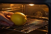 Com um aliado inusitado, truque evita sujeira e dá brilho à cozinha