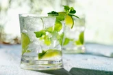 Caipirinha por R$ 20 mil e cigarro por R$ 1 mil: quadrilha explora turistas no Rio