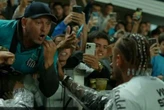 Vídeo: Neymar discute com torcedor após derrota do Santos na Vila