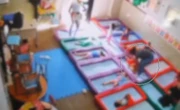 Vídeo: monitora de creche sacode e joga criança no chão com violência