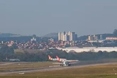 Avião solta fumaça preta e decolagem é abortada em aeroporto de SP