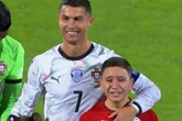 Vídeo: criança chora ao entrar em campo com Cristiano Ronaldo