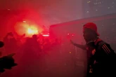 Torcida do Internacional recepciona equipe com “rua de fogo” no RJ