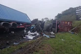 Acidente entre carretas na Régis Bittencourt deixa 1 morto e 1 ferido