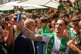 Vídeo: Antony é recebido por multidão de torcedores do Real Betis