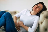 Nutri aponta 2 chás que devem ser evitados por quem tem endometriose