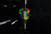 Robô monta cubo mágico em 0,1 segundo e quebra recorde mundial. Vídeo