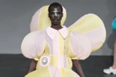 Contra o calor, roupas com ventilador ganham espaço em coleção de moda