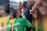 Vídeo: Donnarumma ajuda Beraldo a beijar esposa após goleada do PSG