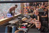 DJ é agredido durante festival na Espanha: veja imagens do momento