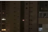 TV exibe imagens de lareira e vizinhos chamam bombeiros. Vídeo