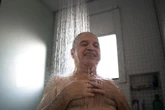 Quantos banhos tomar por semana depois dos 60 anos? Médica explica