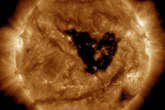 Nasa registra buraco em forma de borboleta na superfície do Sol