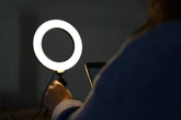 Influencers fazem propaganda para site investigado por tráfico humano