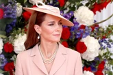Kate Middleton usa Dior pela primeira vez e significado chama atenção
