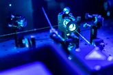 Cientistas mudam magnetismo de cristal com pulsos de luz ultrarrápida