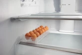 Por que o ovo não vai à geladeira no mercado, mas deve ir na sua casa
