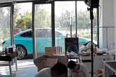 Carro elétrico “foge” de dono, causa confusão e culpa vai para celular