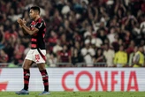 Convocado por Ancelotti, Alex Sandro sai de campo com dores na perna