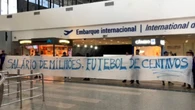 Torcedores do Fortaleza protestam no embarque da equipe para o Rio