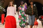 Balenciaga volta às origens em estreia de Pierpaolo Piccioli