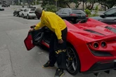Veja quanto vale modelo da Ferrari de funkeiro parado pela PM em SP
