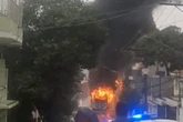 Fio de poste sem manutenção cai e ônibus pega fogo em SP. Veja vídeo